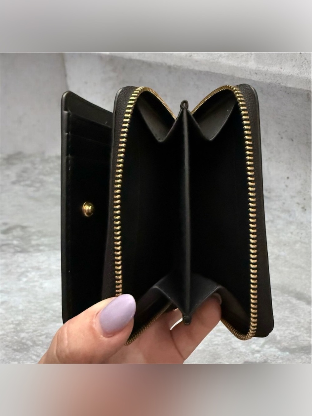 Marc Jacobs The Leather Mini Compact Wallet in black. - Picture 3 of 4